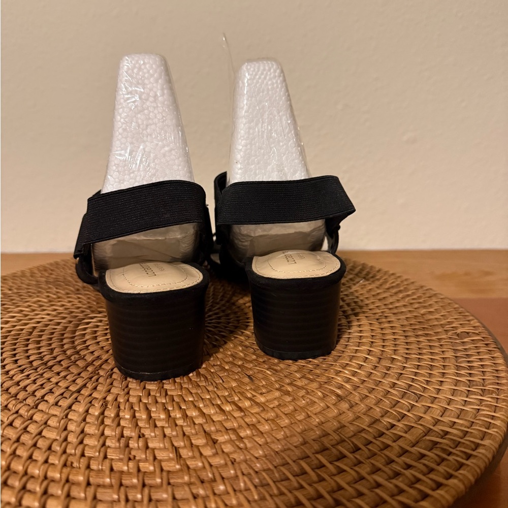 Liz Claiborne Black Low Block Heel Sandals‎ with Gold accents - Picture 8 of 11